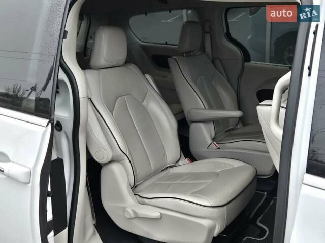 Білий Крайслер Pacifica, об'ємом двигуна 3.6 л та пробігом 99 тис. км за 23900 $, фото 12 на Automoto.ua