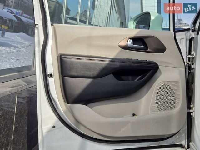 Белый Крайслер Пасифик, объемом двигателя 3.6 л и пробегом 137 тыс. км за 16700 $, фото 12 на Automoto.ua