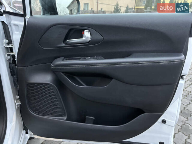 Белый Крайслер Пасифик, объемом двигателя 3.61 л и пробегом 97 тыс. км за 27600 $, фото 24 на Automoto.ua