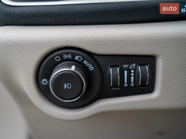 Белый Крайслер Пасифик, объемом двигателя 3.6 л и пробегом 135 тыс. км за 28000 $, фото 35 на Automoto.ua