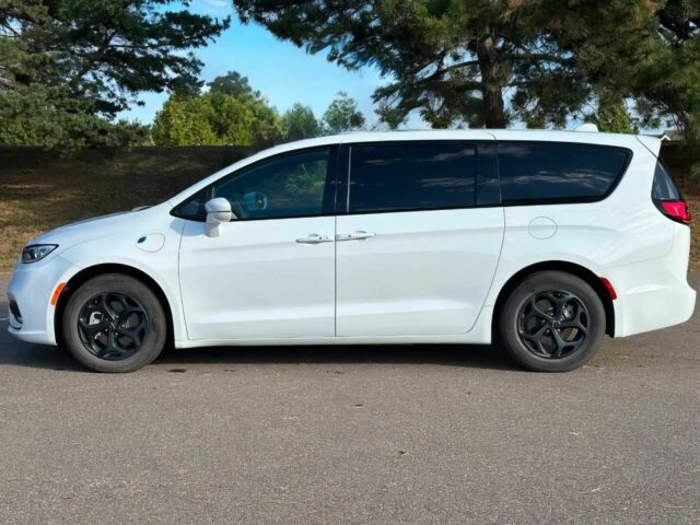 Белый Крайслер Пасифик, объемом двигателя 3.6 л и пробегом 22 тыс. км за 14000 $, фото 3 на Automoto.ua