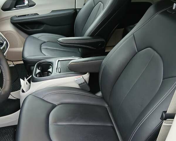 Чорний Крайслер Pacifica, об'ємом двигуна 3.6 л та пробігом 14 тис. км за 42300 $, фото 19 на Automoto.ua