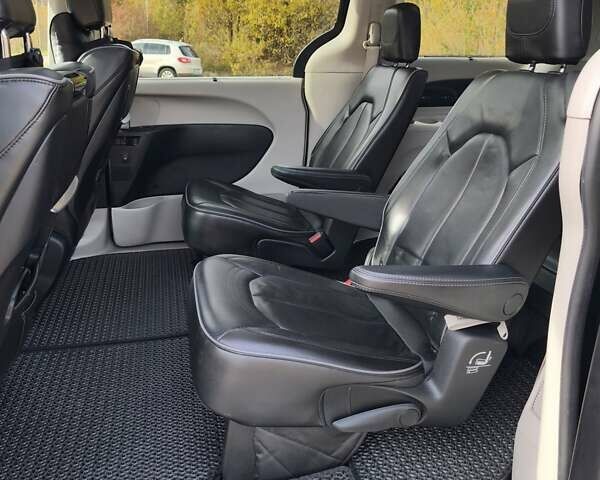 Чорний Крайслер Pacifica, об'ємом двигуна 3.61 л та пробігом 112 тис. км за 25638 $, фото 15 на Automoto.ua