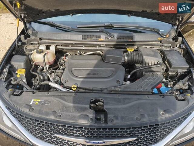 Чорний Крайслер Pacifica, об'ємом двигуна 3.61 л та пробігом 112 тис. км за 25638 $, фото 11 на Automoto.ua