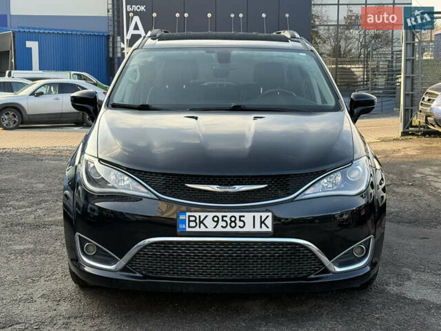 Чорний Крайслер Pacifica, об'ємом двигуна 3.6 л та пробігом 200 тис. км за 21950 $, фото 1 на Automoto.ua