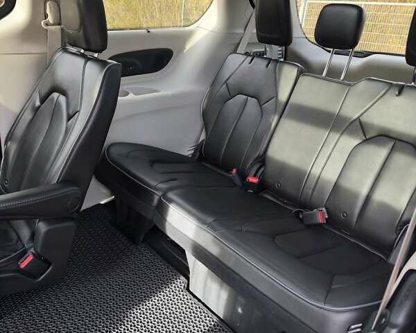 Чорний Крайслер Pacifica, об'ємом двигуна 3.61 л та пробігом 112 тис. км за 25638 $, фото 16 на Automoto.ua