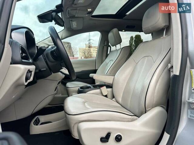 Крайслер Пасифик 2017 в Киеве на Automoto.ua Серый Крайслер Пасифик, объемом двигателя 3.61 л и пробегом 156 тыс. км за 23990 $, фото 37 на Automoto.ua