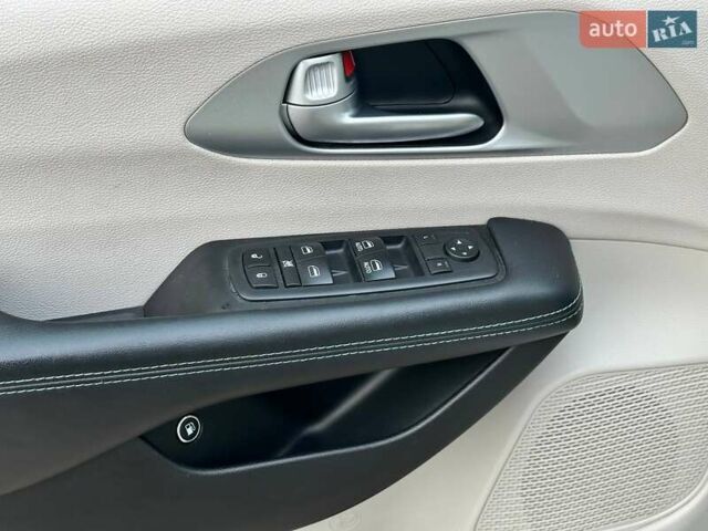 Сірий Крайслер Pacifica, об'ємом двигуна 3.61 л та пробігом 156 тис. км за 22090 $, фото 19 на Automoto.ua