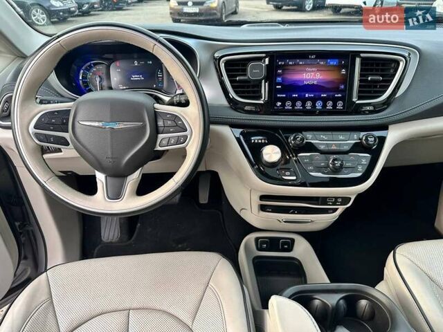 Крайслер Пасифик 2017 в Киеве на Automoto.ua Серый Крайслер Пасифик, объемом двигателя 3.61 л и пробегом 156 тыс. км за 23990 $, фото 20 на Automoto.ua