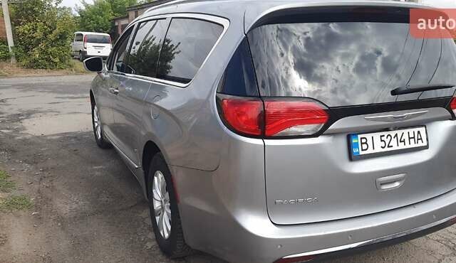 Сірий Крайслер Pacifica, об'ємом двигуна 3.61 л та пробігом 90 тис. км за 18700 $, фото 5 на Automoto.ua