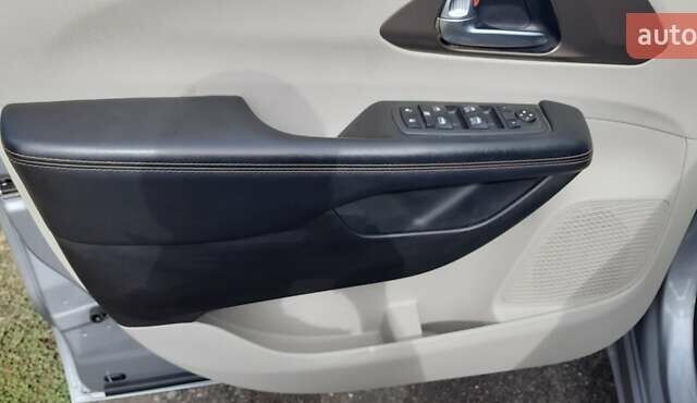 Сірий Крайслер Pacifica, об'ємом двигуна 3.61 л та пробігом 90 тис. км за 18600 $, фото 7 на Automoto.ua