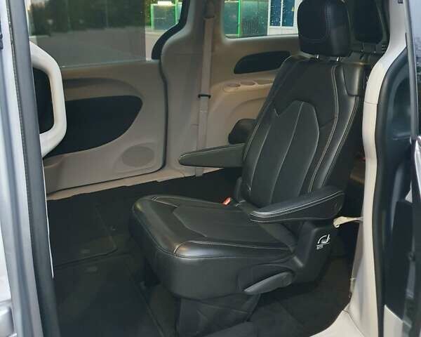 Сірий Крайслер Pacifica, об'ємом двигуна 3.6 л та пробігом 135 тис. км за 17999 $, фото 46 на Automoto.ua