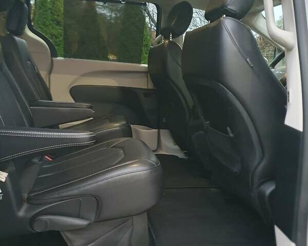 Сірий Крайслер Pacifica, об'ємом двигуна 3.6 л та пробігом 135 тис. км за 17999 $, фото 43 на Automoto.ua