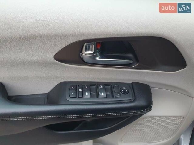 Сірий Крайслер Pacifica, об'ємом двигуна 3.6 л та пробігом 135 тис. км за 17999 $, фото 61 на Automoto.ua