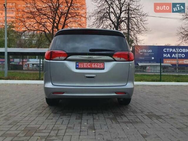 Сірий Крайслер Pacifica, об'ємом двигуна 3.6 л та пробігом 135 тис. км за 17999 $, фото 7 на Automoto.ua