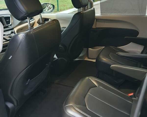 Сірий Крайслер Pacifica, об'ємом двигуна 3.6 л та пробігом 135 тис. км за 17999 $, фото 31 на Automoto.ua