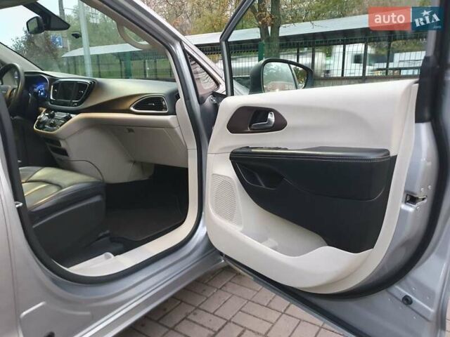 Сірий Крайслер Pacifica, об'ємом двигуна 3.6 л та пробігом 135 тис. км за 17999 $, фото 32 на Automoto.ua