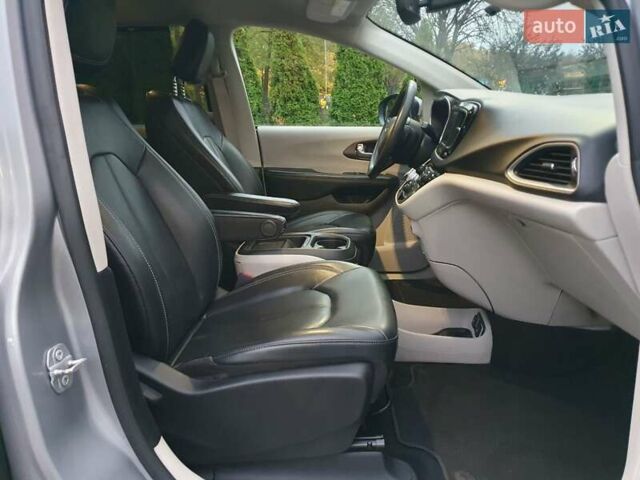 Сірий Крайслер Pacifica, об'ємом двигуна 3.6 л та пробігом 135 тис. км за 17999 $, фото 33 на Automoto.ua