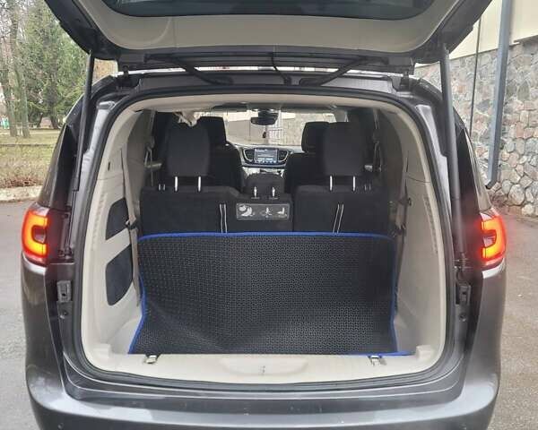 Сірий Крайслер Pacifica, об'ємом двигуна 3.6 л та пробігом 60 тис. км за 31000 $, фото 13 на Automoto.ua