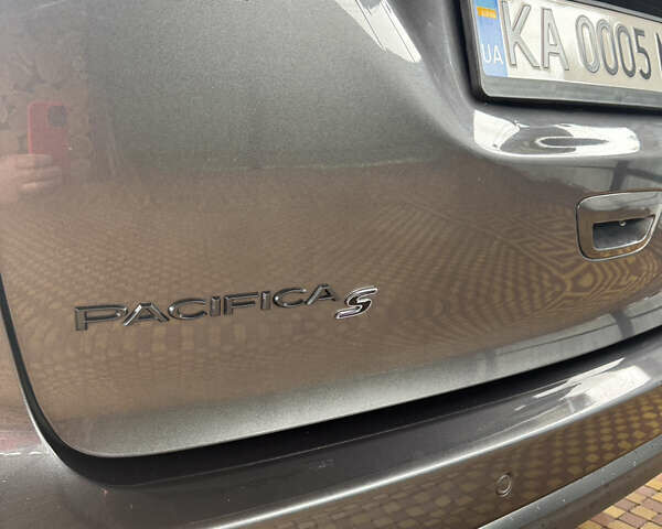 Сірий Крайслер Pacifica, об'ємом двигуна 3.61 л та пробігом 101 тис. км за 45555 $, фото 5 на Automoto.ua