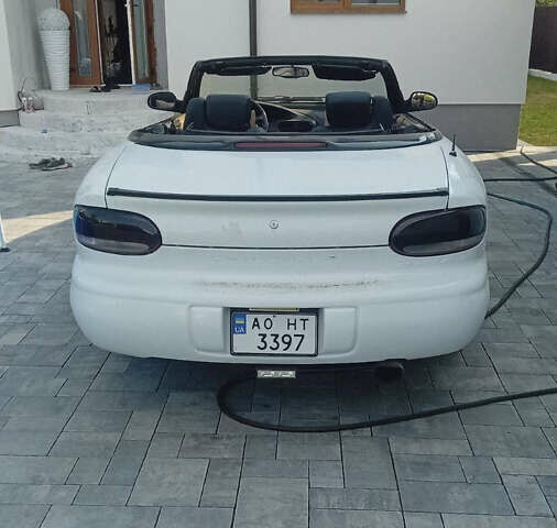 Белый Крайслер Себринг, объемом двигателя 2.5 л и пробегом 276 тыс. км за 3000 $, фото 3 на Automoto.ua