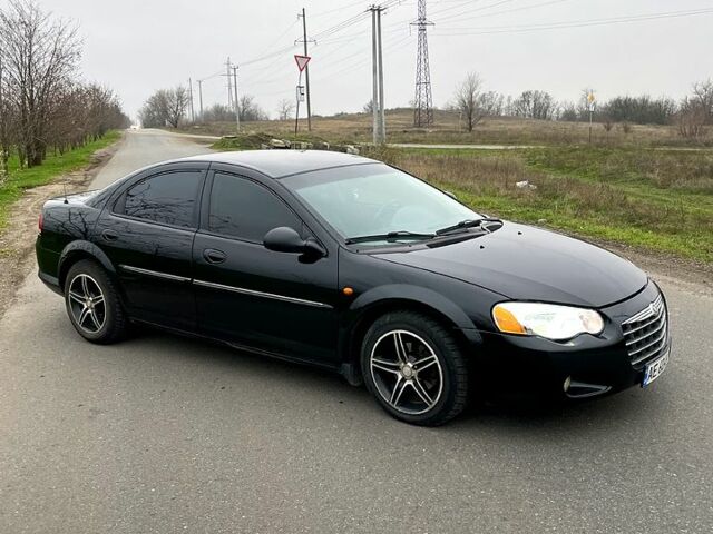 Черный Крайслер Себринг, объемом двигателя 2 л и пробегом 290 тыс. км за 3950 $, фото 1 на Automoto.ua