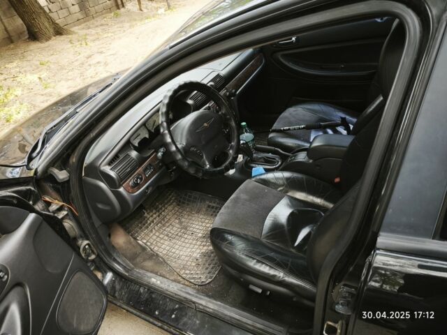 Черный Крайслер Себринг, объемом двигателя 2 л и пробегом 285 тыс. км за 2531 $, фото 4 на Automoto.ua