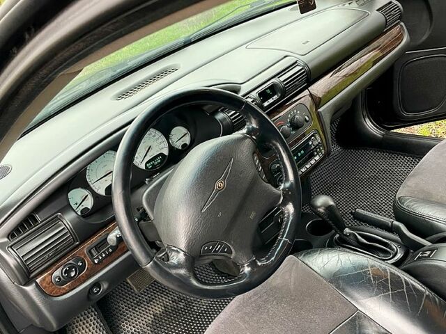 Черный Крайслер Себринг, объемом двигателя 2 л и пробегом 290 тыс. км за 3950 $, фото 5 на Automoto.ua