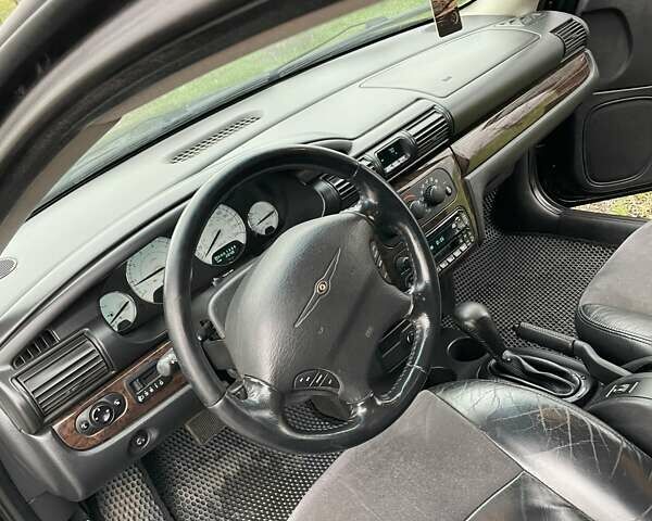 Черный Крайслер Себринг, объемом двигателя 2 л и пробегом 290 тыс. км за 3900 $, фото 4 на Automoto.ua