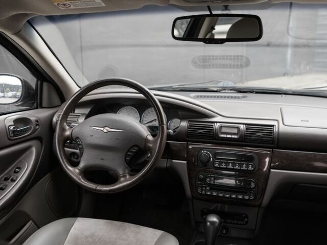 Черный Крайслер Себринг, объемом двигателя 2.7 л и пробегом 255 тыс. км за 2500 $, фото 2 на Automoto.ua