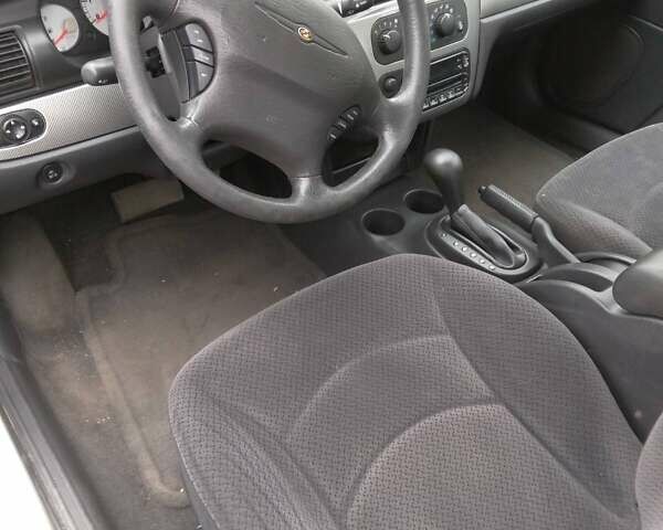 Серый Крайслер Себринг, объемом двигателя 2.7 л и пробегом 118 тыс. км за 3700 $, фото 3 на Automoto.ua