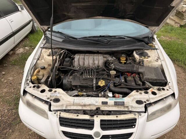 Белый Крайслер Статус, объемом двигателя 2.5 л и пробегом 330 тыс. км за 2000 $, фото 3 на Automoto.ua