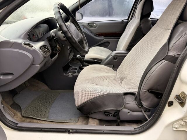 Белый Крайслер Статус, объемом двигателя 2.5 л и пробегом 330 тыс. км за 2000 $, фото 4 на Automoto.ua