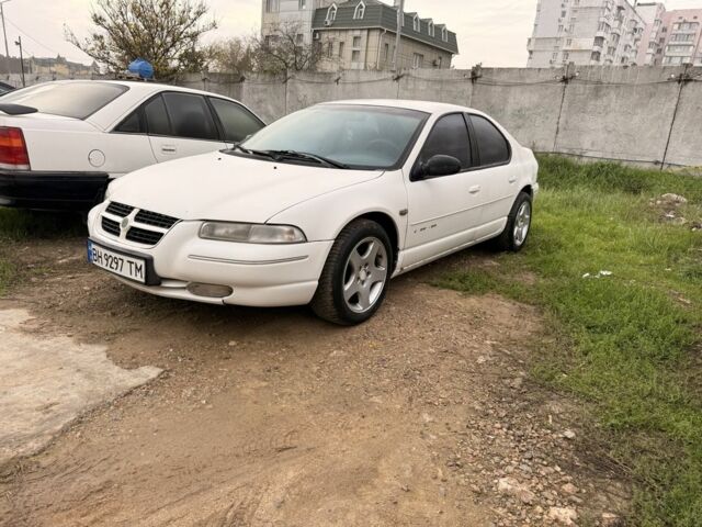 Белый Крайслер Статус, объемом двигателя 2.5 л и пробегом 330 тыс. км за 2000 $, фото 1 на Automoto.ua