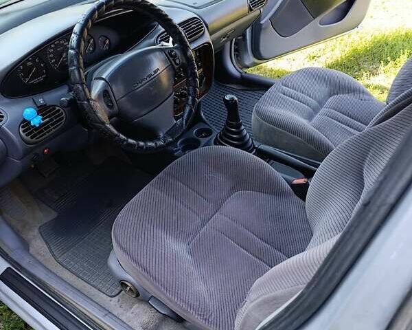 Сірий Крайслер Stratus, об'ємом двигуна 2 л та пробігом 350 тис. км за 2100 $, фото 8 на Automoto.ua