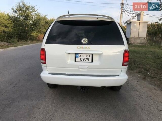 Белый Крайслер Таун Кантри, объемом двигателя 3.8 л и пробегом 250 тыс. км за 5700 $, фото 2 на Automoto.ua