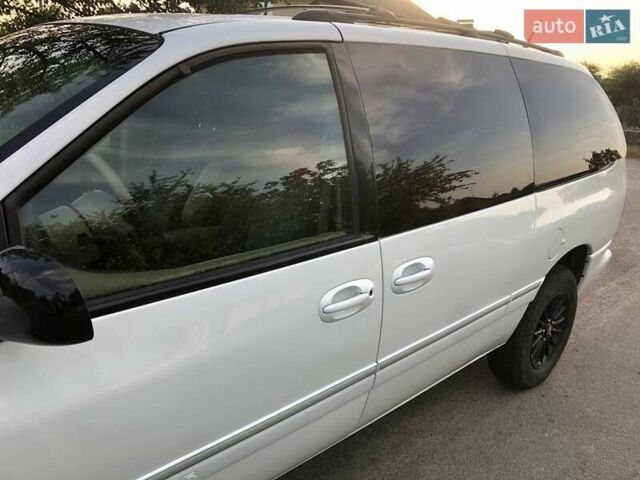 Белый Крайслер Таун Кантри, объемом двигателя 3.8 л и пробегом 250 тыс. км за 5700 $, фото 5 на Automoto.ua