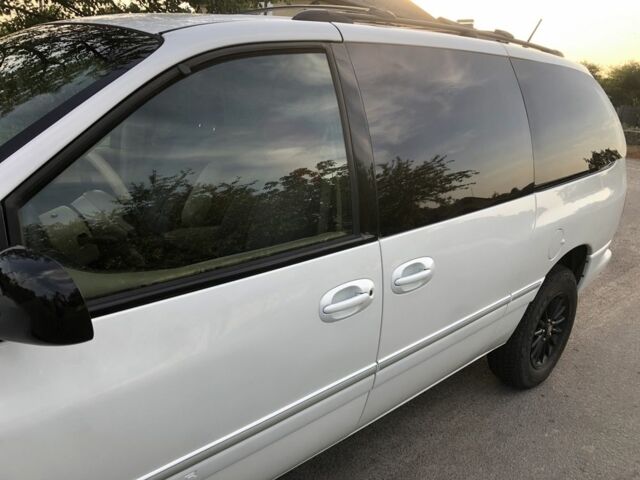 Белый Крайслер Таун Кантри, объемом двигателя 3.8 л и пробегом 250 тыс. км за 5700 $, фото 6 на Automoto.ua