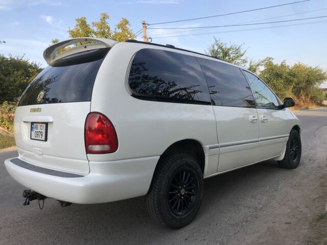 Белый Крайслер Таун Кантри, объемом двигателя 3.8 л и пробегом 250 тыс. км за 5700 $, фото 2 на Automoto.ua