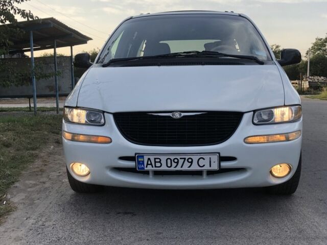 Белый Крайслер Таун Кантри, объемом двигателя 3.8 л и пробегом 250 тыс. км за 5700 $, фото 1 на Automoto.ua