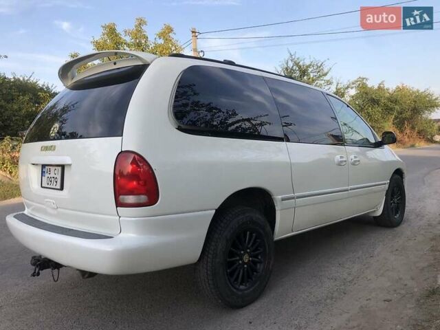 Белый Крайслер Таун Кантри, объемом двигателя 3.8 л и пробегом 250 тыс. км за 5700 $, фото 1 на Automoto.ua