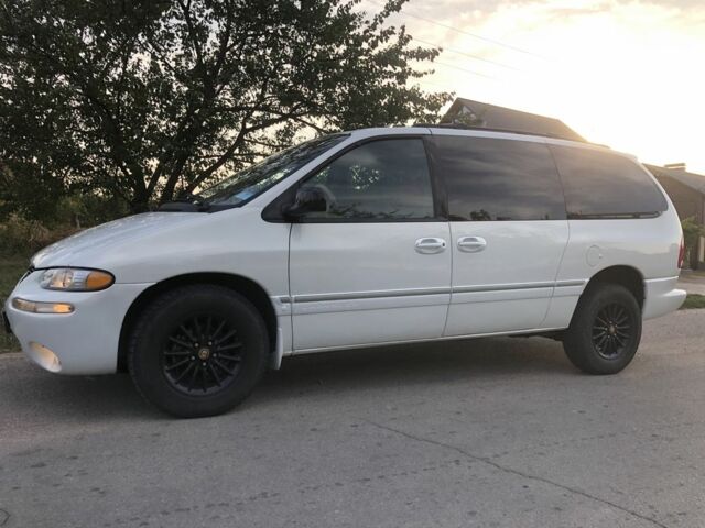 Белый Крайслер Таун Кантри, объемом двигателя 3.8 л и пробегом 250 тыс. км за 5700 $, фото 4 на Automoto.ua