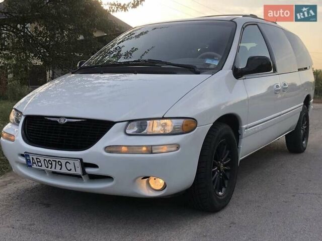 Белый Крайслер Таун Кантри, объемом двигателя 3.8 л и пробегом 250 тыс. км за 5700 $, фото 6 на Automoto.ua