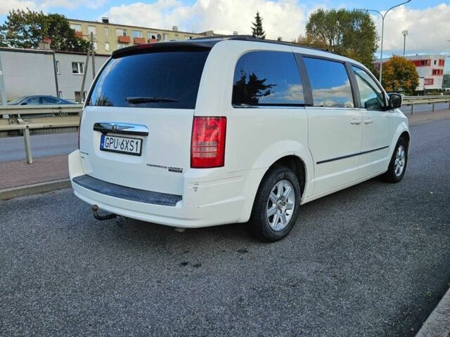 Крайслер Town & Country 2010 у Белой Церкве на Automoto.ua Білий Крайслер Town & Country, об'ємом двигуна 4 л та пробігом 160 тис. км за 1788 $, фото 3 на Automoto.ua