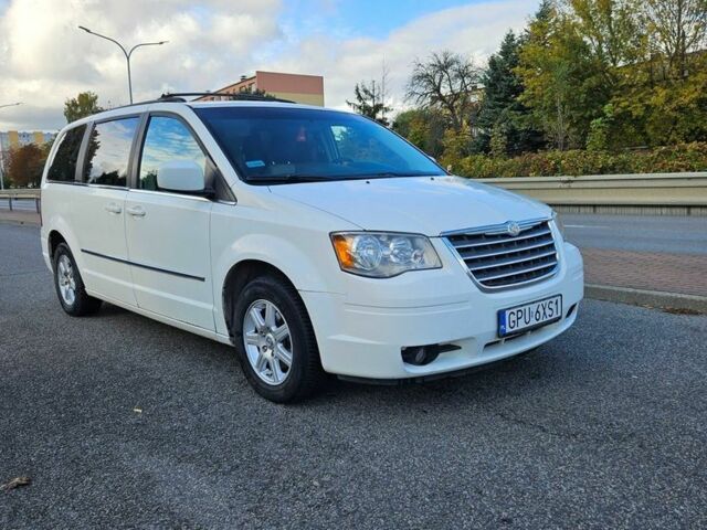 Крайслер Town & Country 2010 у Белой Церкве на Automoto.ua Білий Крайслер Town & Country, об'ємом двигуна 4 л та пробігом 160 тис. км за 1788 $, фото 1 на Automoto.ua