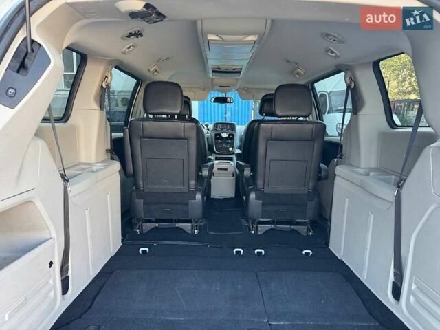 Білий Крайслер Town & Country, об'ємом двигуна 3.6 л та пробігом 340 тис. км за 10900 $, фото 11 на Automoto.ua