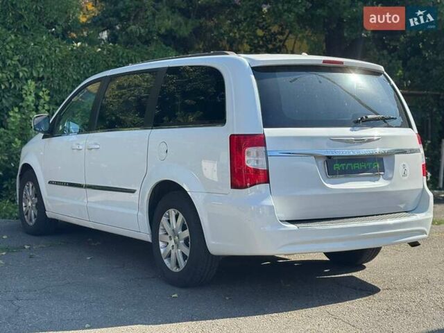 Білий Крайслер Town & Country, об'ємом двигуна 3.6 л та пробігом 340 тис. км за 10900 $, фото 6 на Automoto.ua