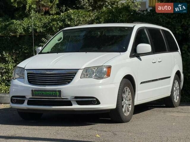 Білий Крайслер Town & Country, об'ємом двигуна 3.6 л та пробігом 340 тис. км за 10900 $, фото 2 на Automoto.ua