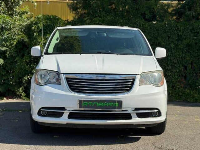 Білий Крайслер Town & Country, об'ємом двигуна 3.6 л та пробігом 340 тис. км за 10900 $, фото 3 на Automoto.ua