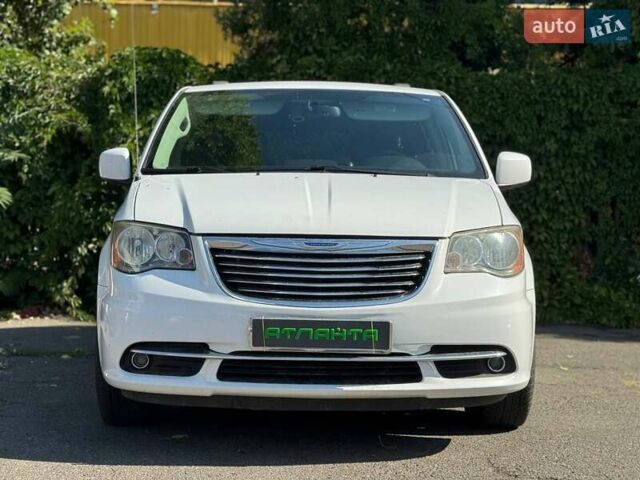 Білий Крайслер Town & Country, об'ємом двигуна 3.6 л та пробігом 340 тис. км за 10900 $, фото 3 на Automoto.ua